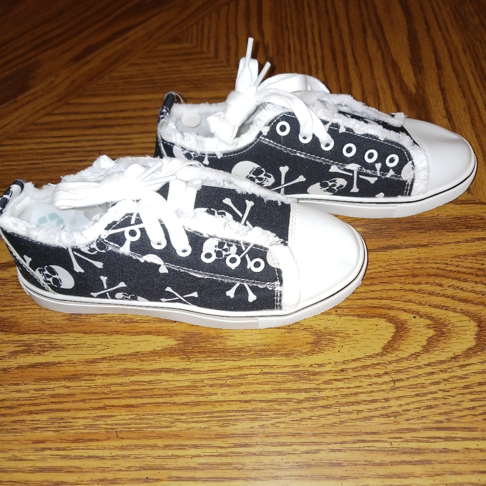 Girls black and white tennis shoes with skull print size 4 NWOT